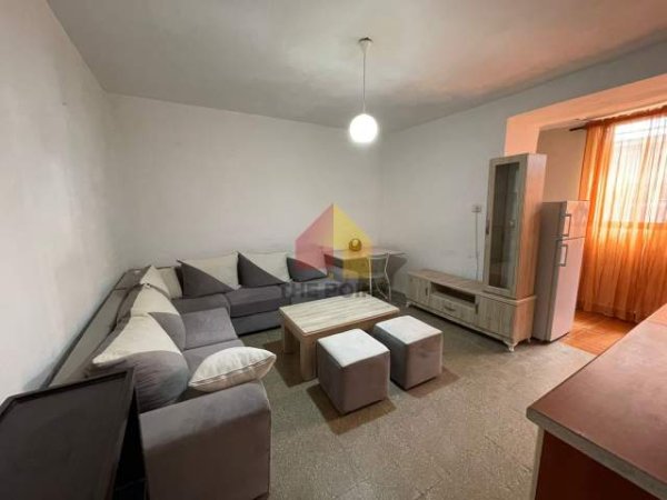 Tirane, jepet me qera apartament 1+1+A Kati 1, 70 m² 300 Euro (Bulevardi Bajram Curri)