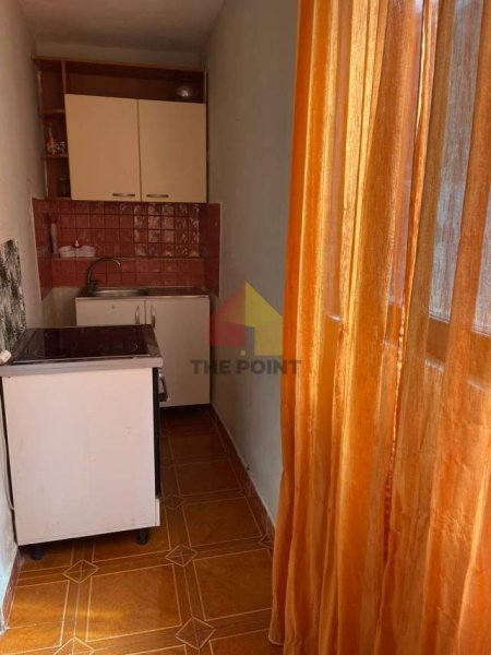 Tirane, jepet me qera apartament 1+1+A Kati 1, 70 m² 300 Euro (Bulevardi Bajram Curri)