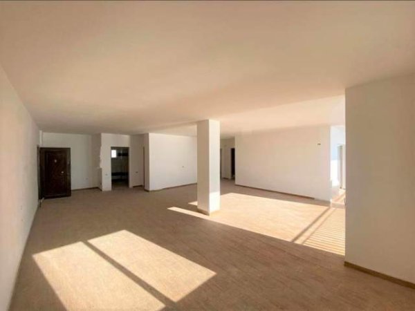 Sarande, shes apartament 2+1 140 m² 196.000 Euro (Sarande, Buze Detit, Prane Saranda Palace Hotel)