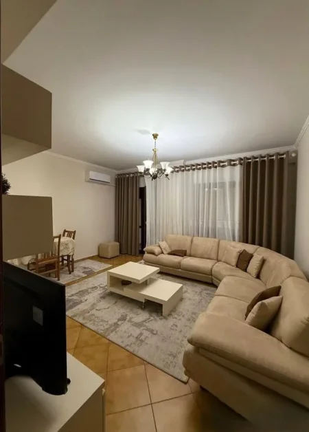 Tirane, jepet me qera apartament 2+1 Kati 8, 110 m² 700 € (KOMUNEN E PARISIT)