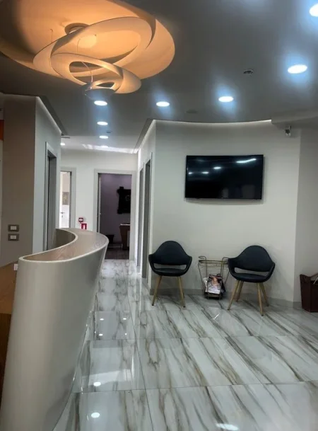 Tirane, jepet me qera ambjent biznesi Kati 5, 200 m² 5.000 € (blloku)