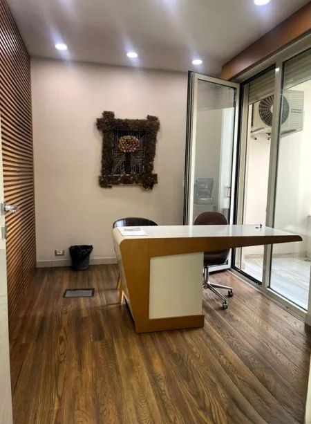 Tirane, jepet me qera ambjent biznesi Kati 5, 200 m² 5.000 € (blloku)