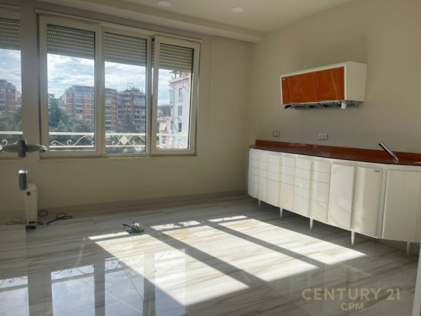 Tirane, jepet me qera ambjent biznesi Kati 5, 200 m² 5.000 € (blloku)