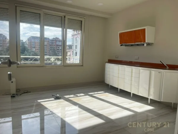 Tirane, jepet me qera ambjent biznesi Kati 5, 200 m² 5.000 € (blloku)