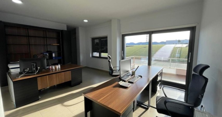 Tirane, jepet me qera zyre Kati 4, 86 m² 1.000 € (zogu i zi)