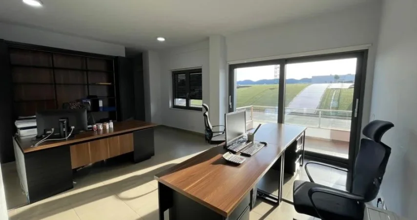 Tirane, jepet me qera zyre Kati 4, 86 m² 1.000 € (zogu i zi)