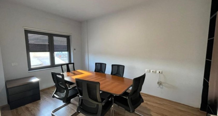 Tirane, jepet me qera zyre Kati 4, 86 m² 1.000 € (zogu i zi)