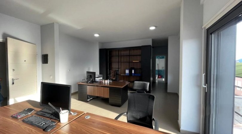 Tirane, jepet me qera zyre Kati 4, 86 m² 1.000 € (zogu i zi)