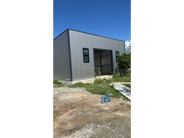 Tirane, jepet me qera magazine Kati 0, 460 m² 3.000 € (Laprake)