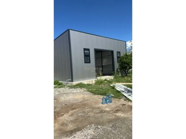 Tirane, jepet me qera magazine Kati 0, 460 m² 3.000 € (Laprake)