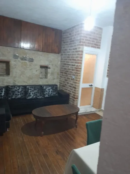Tirane, jepet me qera apartament 1+1 Kati 1, 250 € (Rruga fuat Toptani, tek Qytet Studenti)