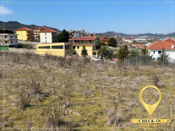 Tirane, shitet toke , 7.000 m² 700.000 € (Picar)