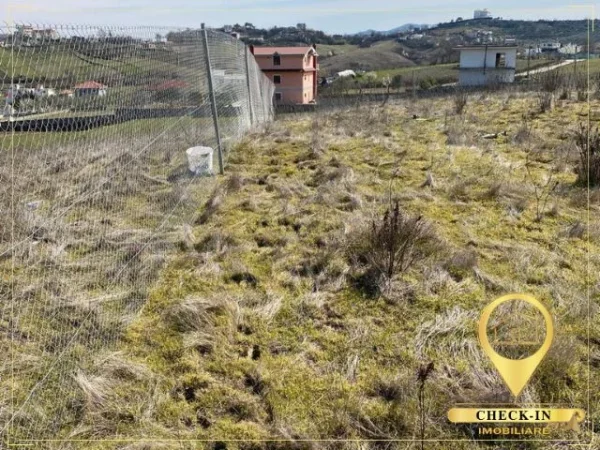 Tirane, shitet toke , 7.000 m² 700.000 € (Picar)