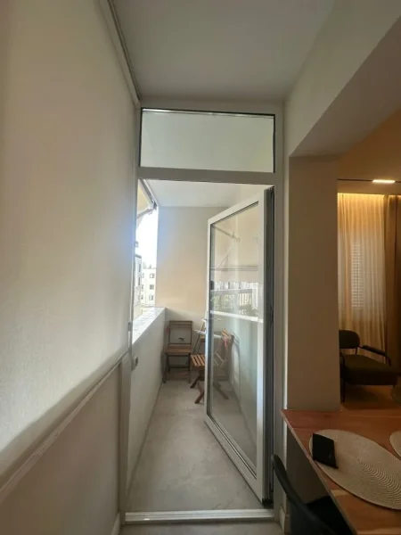 Tirane, jepet me qera apartament 1+1+Ballkon Kati 4, 60 m² 700 € (Rruga Barrikadave)