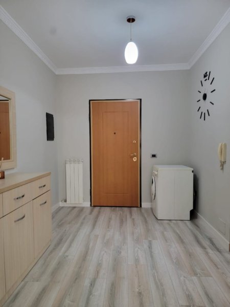 Tirane, jepet me qera apartament 2+1+Ballkon Kati 3, 125 m² 900 € (Komuna e Parisit)