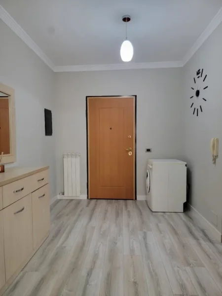 Tirane, jepet me qera apartament 2+1+Ballkon Kati 3, 125 m² 900 € (Komuna e Parisit)
