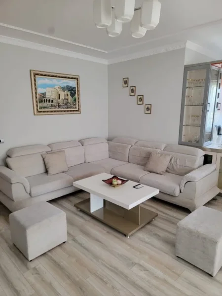 Tirane, jepet me qera apartament 2+1+Ballkon Kati 3, 125 m² 900 € (Komuna e Parisit)