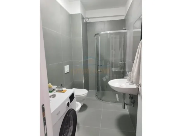 Tirane, jepet me qera apartament 1+1+Ballkon Kati 9, 54 m² 370 € (UNIVERS CITY)