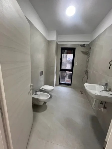 Tirane, jepet me qera zyre Kati 0, 76 m² 750 € (Myslym Shyri)