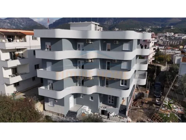 Tirane, jepet me qera Vile 5 Kate,16 dhoma, 2.200 m² 6.000 € (KODRA PRIFTIT)