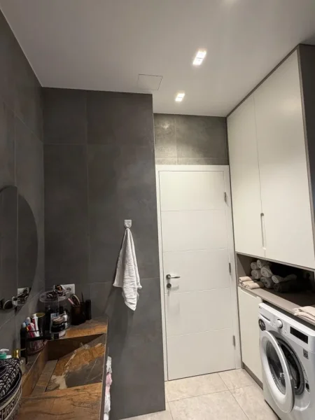 Tirane, shitet apartament 2+1+Ballkon , 100 m² 240.000 € (Emerald Center)