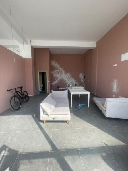 Tirane, shitet dyqan Kati 0, 145 m² 320.000 € (UNAZA E RE)