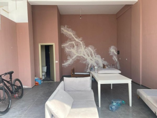 Tirane, shitet dyqan Kati 0, 145 m² 320.000 € (UNAZA E RE)