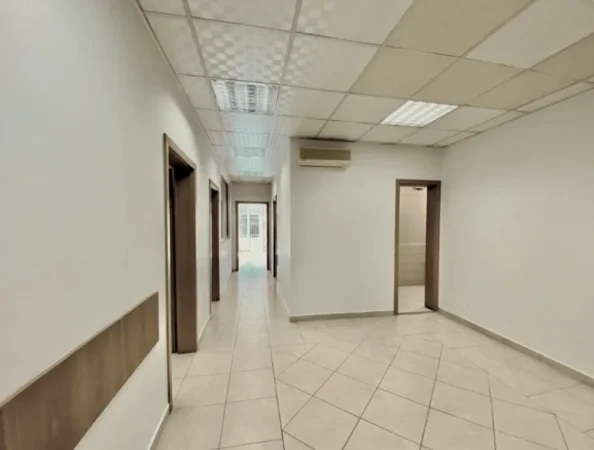 Tirane, jepet me qera ambjent biznesi Kati 2, 126 m² 1.300 € 