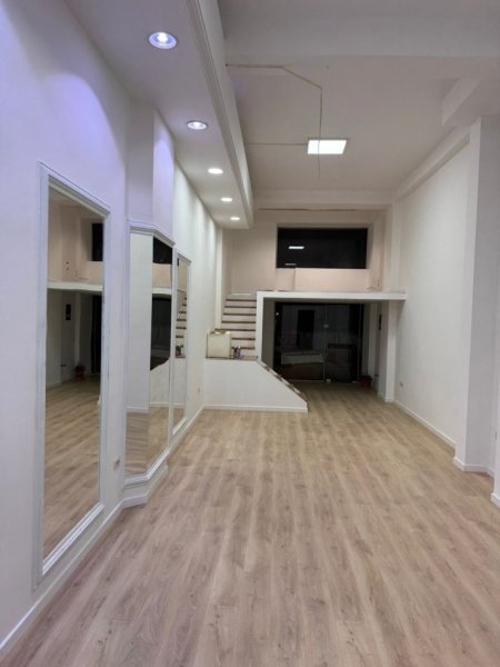 Tirane, jepet me qera ambjent biznesi Kati 0, 73 m² 1.000 € 