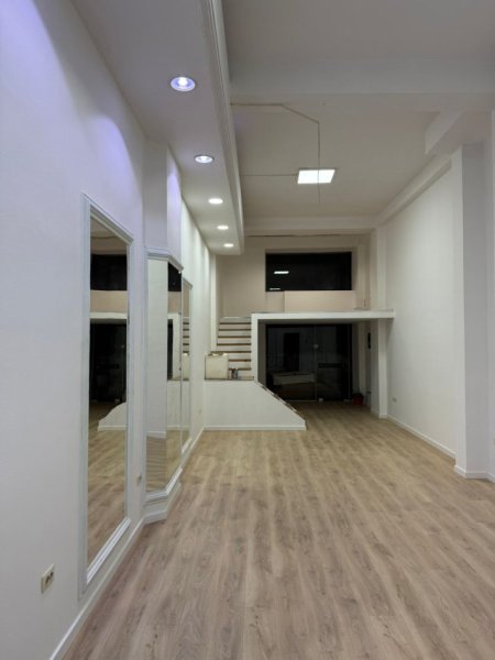 Tirane, jepet me qera ambjent biznesi Kati 0, 73 m² 1.000 € 