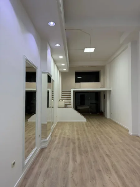 Tirane, jepet me qera ambjent biznesi Kati 0, 73 m² 1.000 € 