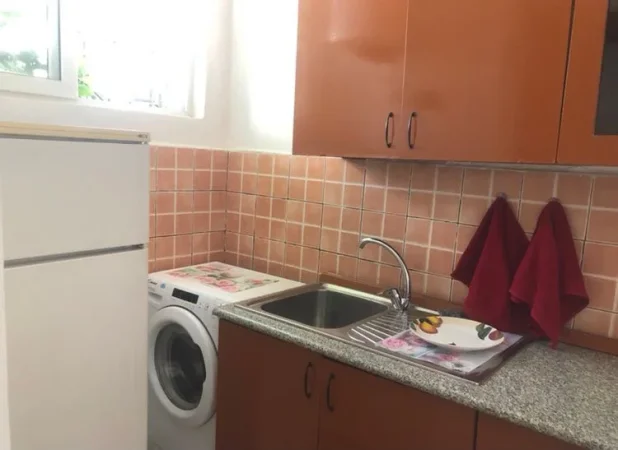 Tirane, jepet me qera vetem 1 dhome 1+1 Kati 1, 35 m² 280 € (Rr.Dibrës.)