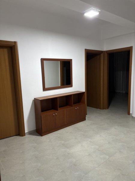 Tirane, jepet me qera apartament 3+1+Ballkon Kati 2, 100 m² 450 € (Kodra e priftit)