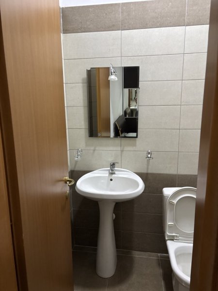 Tirane, jepet me qera apartament 3+1+Ballkon Kati 2, 100 m² 450 € (Kodra e priftit)