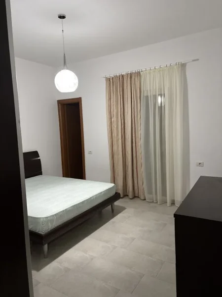 Tirane, jepet me qera apartament 3+1+Ballkon Kati 2, 100 m² 450 € (Kodra e priftit)