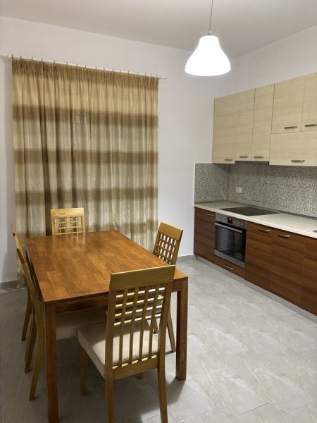 Tirane, jepet me qera apartament 3+1+Ballkon Kati 2, 100 m² 450 € (Kodra e priftit)