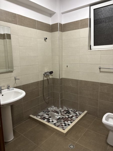 Tirane, jepet me qera apartament 3+1+Ballkon Kati 2, 100 m² 450 € (Kodra e priftit)