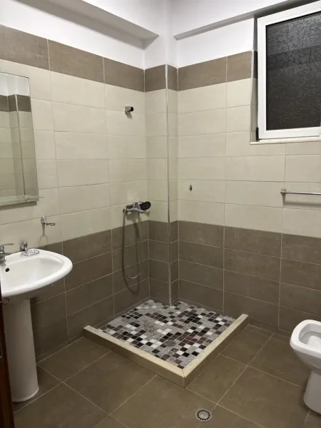 Tirane, jepet me qera apartament 3+1+Ballkon Kati 2, 100 m² 450 € (Kodra e priftit)
