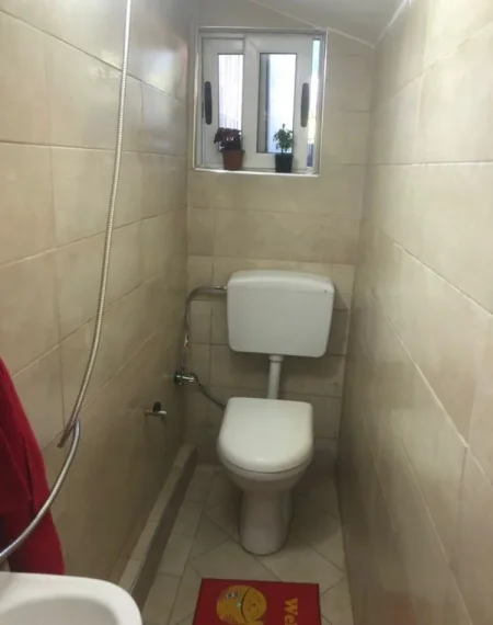 Tirane, jepet me qera vetem 1 dhome 1+1 Kati 1, 35 m² 280 € (Rr.Dibrës.)