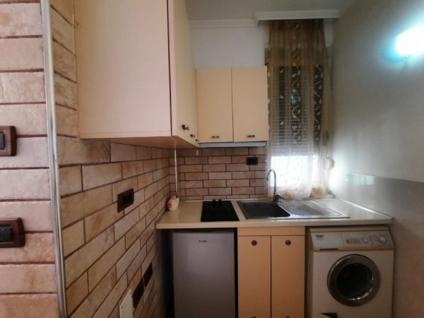 Tirane, jepet me qera garsonier 1+1 Kati 2, 400 € (5 maji)