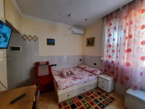 Tirane, jepet me qera garsonier Kati 2, 400 € (5 maji)