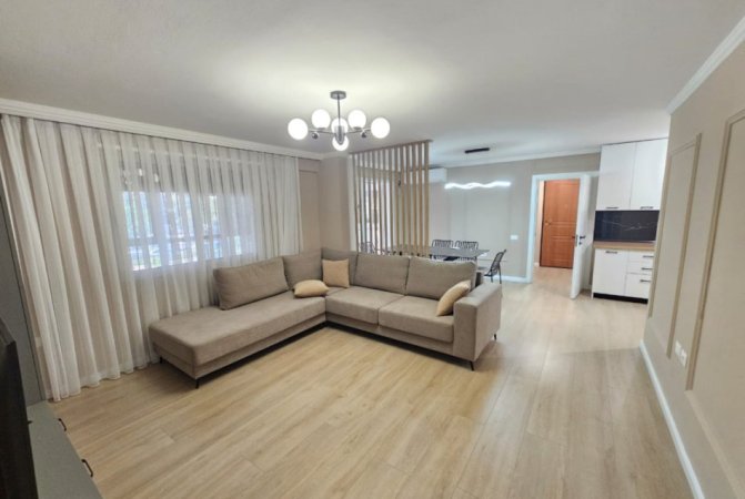Tirane, jepet me qera apartament 3+1+Ballkon Kati 1, 120 m²  1050 € (bulevsrdi zogu i pare)