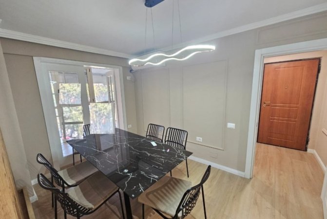 Tirane, jepet me qera apartament 3+1+Ballkon Kati 1, 120 m²  1050 € (bulevsrdi zogu i pare)