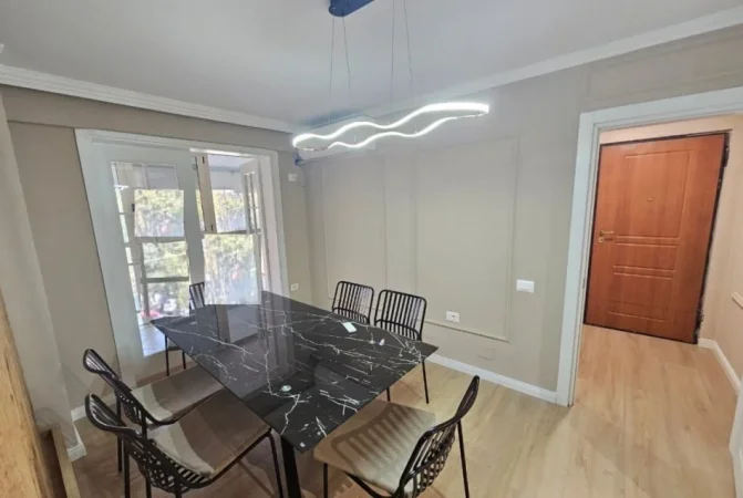 Tirane, jepet me qera apartament 3+1+Ballkon Kati 1, 120 m²  1050 € (bulevsrdi zogu i pare)