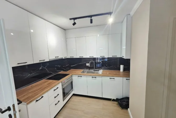 Tirane, jepet me qera apartament 3+1+Ballkon Kati 1, 120 m²  1050 € (bulevsrdi zogu i pare)