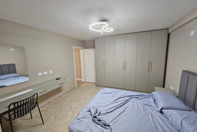 Tirane, jepet me qera apartament 3+1+Ballkon Kati 1, 120 m²  1050 € (bulevsrdi zogu i pare)