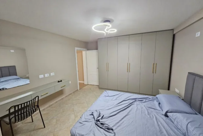 Tirane, jepet me qera apartament 3+1+Ballkon Kati 1, 120 m²  1050 € (bulevsrdi zogu i pare)