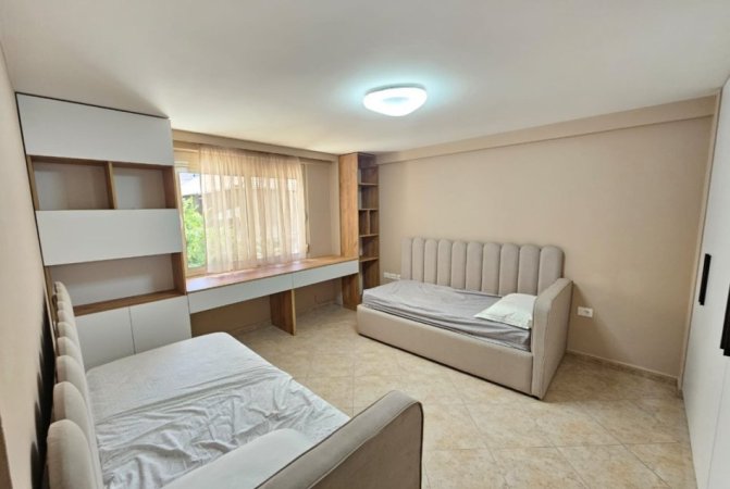 Tirane, jepet me qera apartament 3+1+Ballkon Kati 1, 120 m²  1050 € (bulevsrdi zogu i pare)
