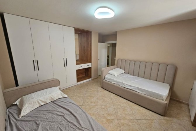 Tirane, jepet me qera apartament 3+1+Ballkon Kati 1, 120 m²  1050 € (bulevsrdi zogu i pare)