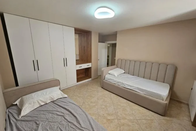 Tirane, jepet me qera apartament 3+1+Ballkon Kati 1, 120 m²  1050 € (bulevsrdi zogu i pare)